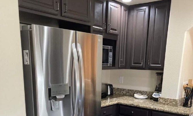 Paradise House | Near the Strip Spacious cozy 4 bedrooms house with Jacuzzi