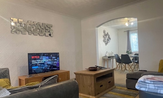 Letchworth House | Comfy letchworth Apartment by Leecroft Stays