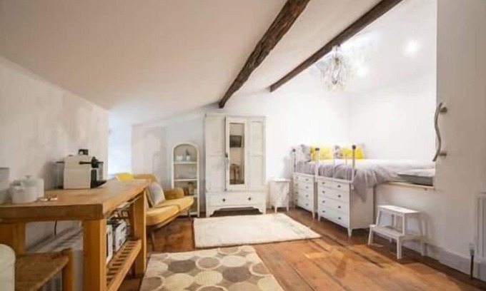 Crickhowell Apartment | Crickhowell High St ~Urban LOFT LLYN Room 1 - (Dogs Welcome)