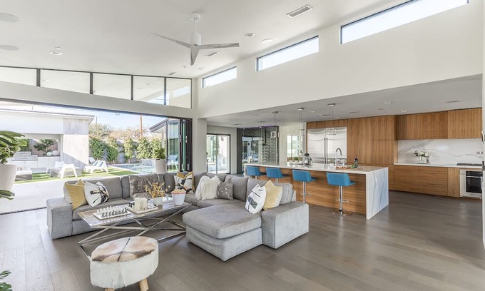 South Scottsdale House | L.A. MEETS SCOTTSDALE! - SEXY AND SLEEK ESCAPE!