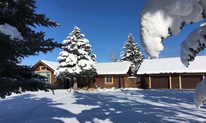 Red Lodge Cabin | Breathtaking views of Red Lodge Mountain Grizzly Peak Cabin.