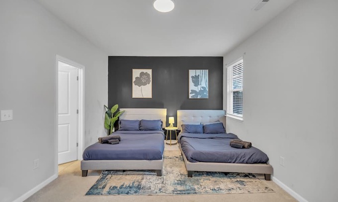 Durham House | King 4BR Townhouse to Downtown Durham