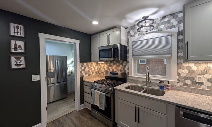 Mount Berry House | Rome's Luxury Bungalow King Beds Kitchen Laundry
