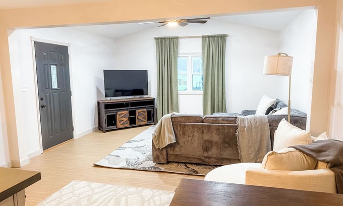 Maple Mount House | Charming, Peaceful 3-bedroom house with view of Horse Farm