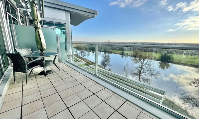 Nottingham Apartment | Charming 2-bedroom Penthouse in lovely Nottingham with WiFi, AC