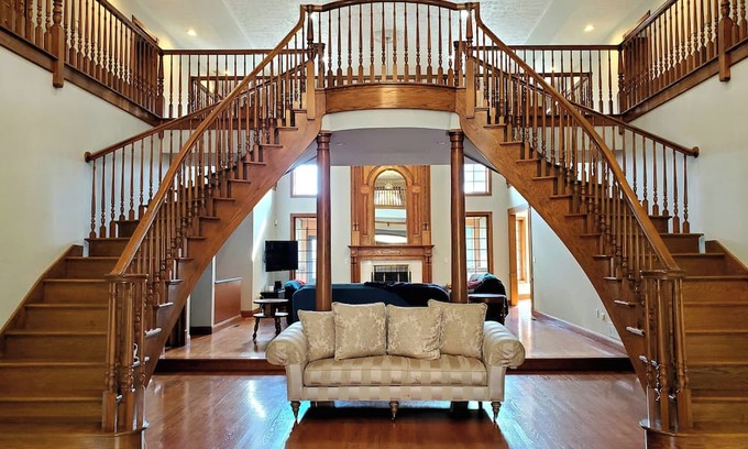Miamisburg House | Spacious & Serene 7-bedroom house - The Perfect Family Getaway