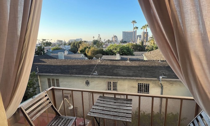 Hollywood Hills Apartment | Charming studio with lovely balcony in Hollywood Hills!