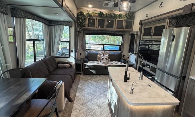 Pierson RV Rental | Cozy campground in charming Pierson with AC, WiFi