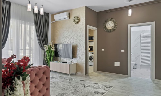 Sector 4 Apartment | Luxury Rouse