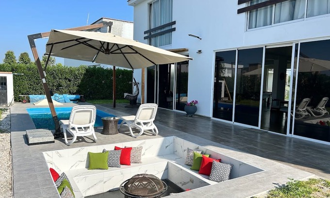 El Carmen House | Hermosa Villa en Condominio cerrado con vigilancia permanente y piscina privada.