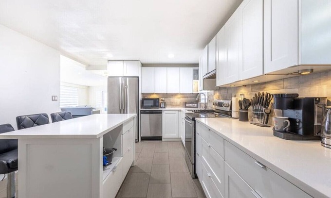 Abbotsford House | Spacious: Close to Airport ~ Pool ~ Hot Tub