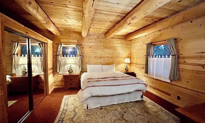 Three Rivers House | Charming 2-bedroom house in welcoming Bend/Sunriver area with WiFi, AC