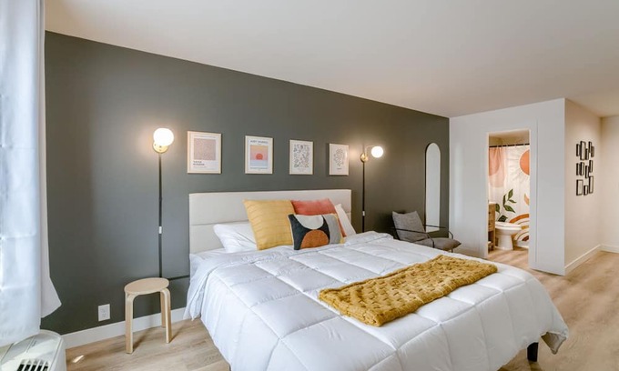 Lincoln Apartment | Room 101 - Fully renovated suite in terrific Lincoln with Wifi & King-Size Bed