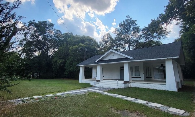 Macon House | 3bed2 ba house in marvelous Macon and 15 min from WR Airforce base with WiFi, AC