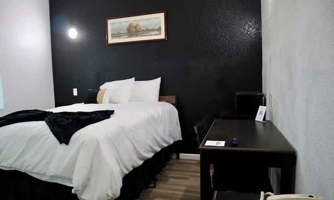 Dilley House | Historic Hotel Dilley Grand- Queen ADA Bed