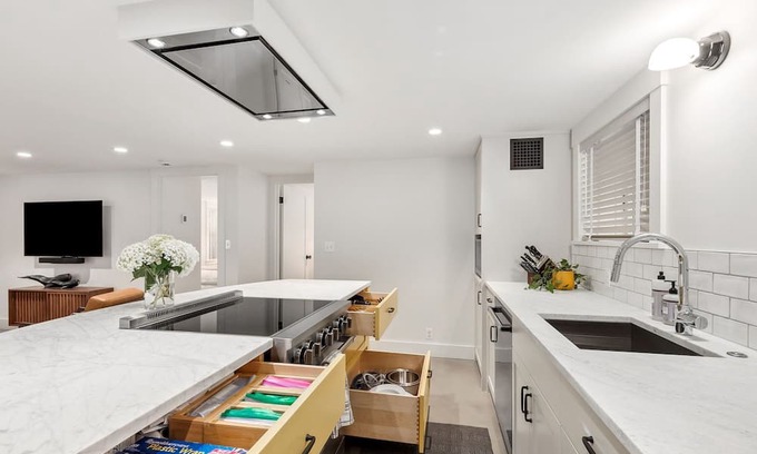 Wallingford Apartment | Stunning Remodeled Seattle/Greenlake 2 Bed/1 Bath Apart in quiet neighborhood