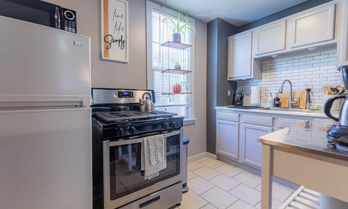 Lower Lawrenceville House | Walk to Arsenal Park! Cozy & Comfy Studio up to 3Pax