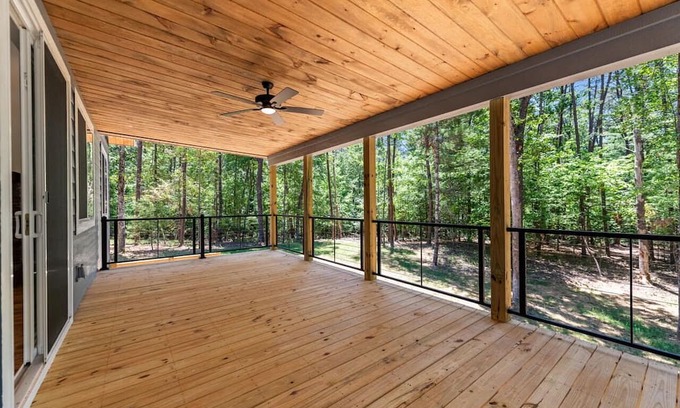 Epworth Cabin | Modern Mountain Chalet! Pet Friendly, Free WiFi, Sleeps 10!