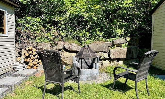 Bromont Apartment | Homelike, comfy apartment w/fire pit. Dog-friendly. Only 4 min to the Mountain!