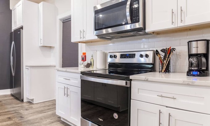North Philadelphia East Apartment | 4Bed/4Bath+Crib+Arcade+W/D+Desk+Central