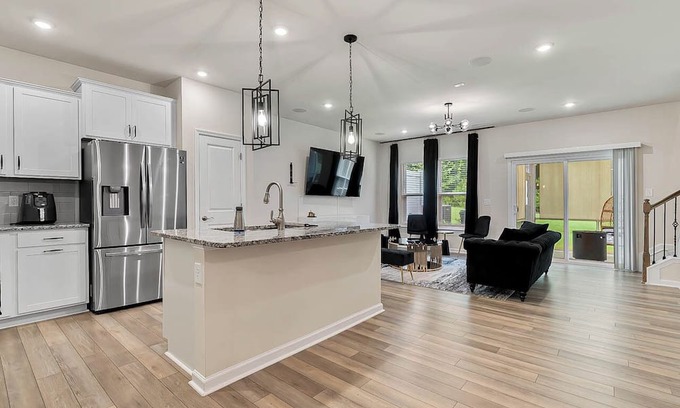 Southeast Raleigh House | Luxury/Modern Townhome Close To Downtown Raleigh - GREAT FOR TRAVEL NURSES