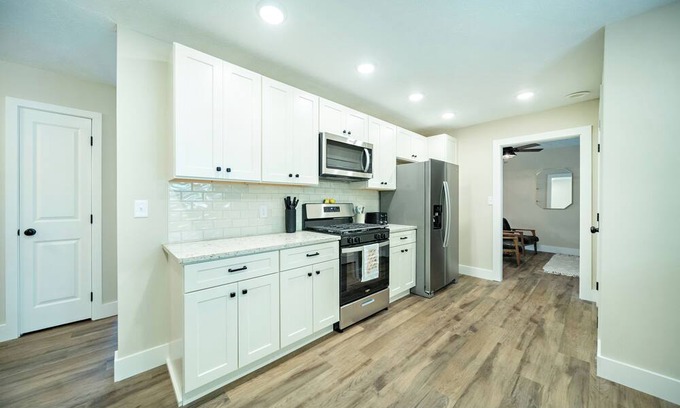 Opelika House | Conveniently located to Downtown Opelika, RTJ Golf Course, and Auburn University