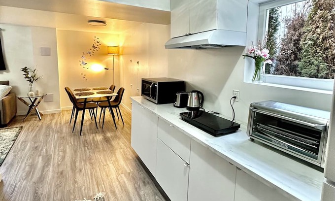 North Vancouver House | Charming 1-bedroom basement suit in lovely North Vancouver with WiFi
