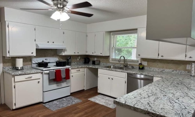 Barium Springs House | Charming 4-bedroom House with AC and WiFi in quaint Statesville