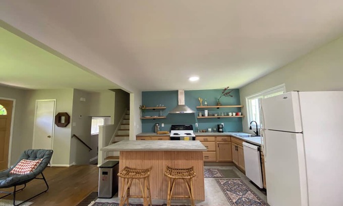 Athens House | 4-bedroom house in excellent Athens Location Near UGA. Corner Lot. Fenced Yard.