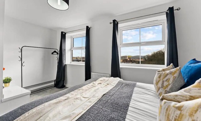 Patchway House | Urban Oasis: Luxe Bristol Home-Sleeps 14-Parking