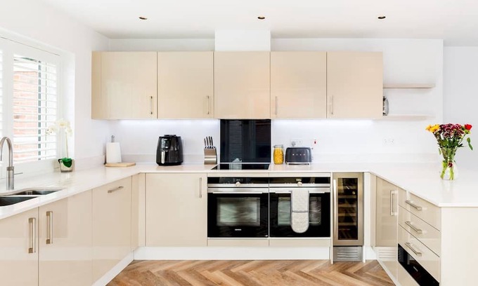 Tiddington House | CV37 7FA 9 Sid Courtney Way, Tiddington · Large & Modern 4Bed Family Home | Pass The Keys