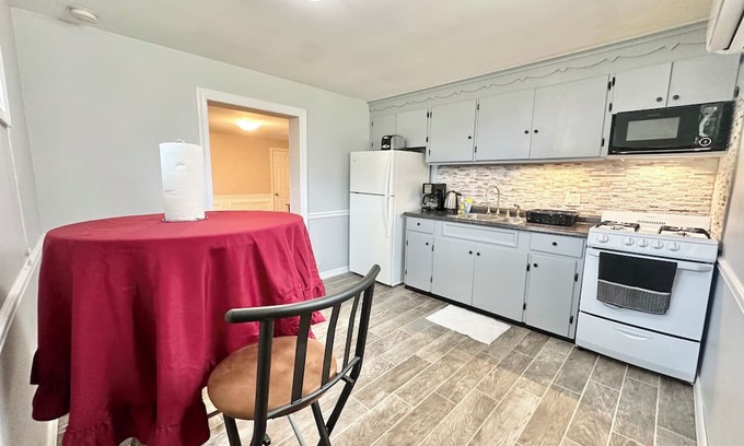 Mechanicsville Apartment | Cozy Apartment in charming Danville with AC, WiFi