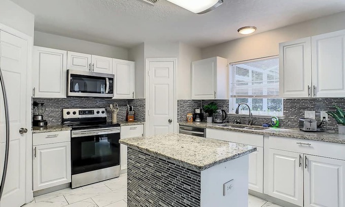 Deltona Lakes House | Large Home - Private Pool & Home Gym - Groups Welcome!n