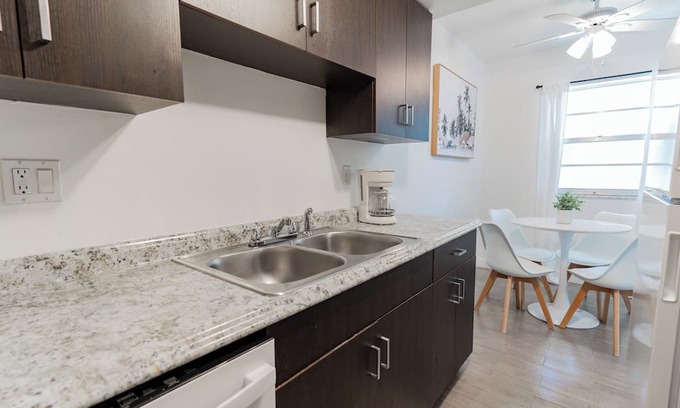 Parrot Cove Apartment | New Walkable Downtown Costal Apartment Free Wifi