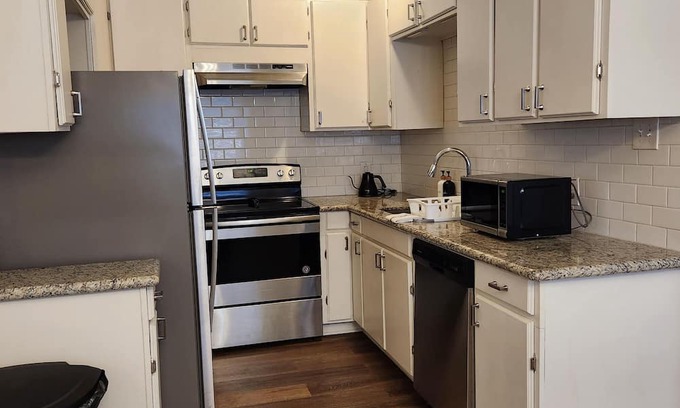 Denham Springs House | Simply Stay sleeps up to 8 people and is conveniently located right off the I-12