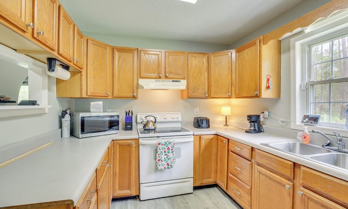 Little River House | Charming Little River House < 7 Mi to Beach!