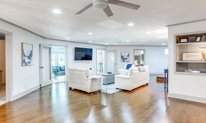 Burnside House | Group Getaway in Gonzales ~ 25 Mi to Baton Rouge!