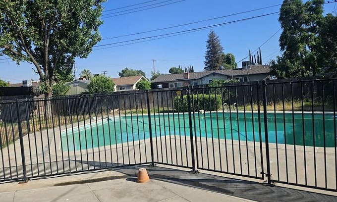 Visalia House | Charming 4 bedroom house with AC and WiFi in quaint Visalia with a gated pool