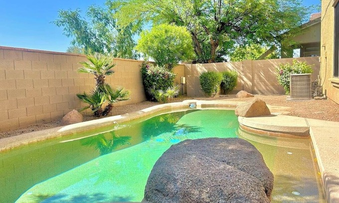 Gilbert House | 10 Mins from Golfing & Restaurants. Private Pool & Neighborhood Walking Paths.