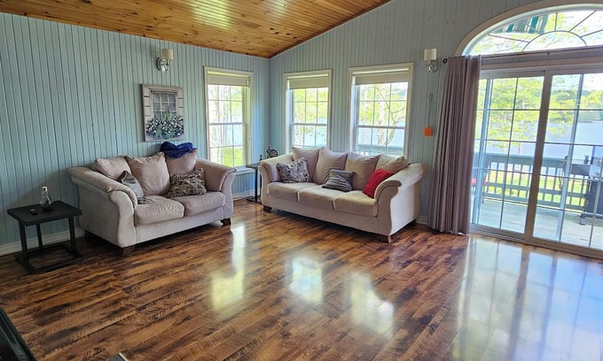 Smiths Corner House | Charming 3-bedroom house on the Lake with Hot tub