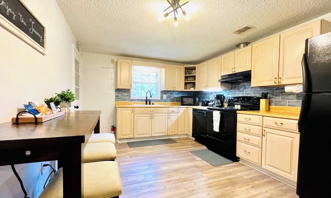 Waycross House | Cozy 3 bedroom house - Monthly Stay Discount