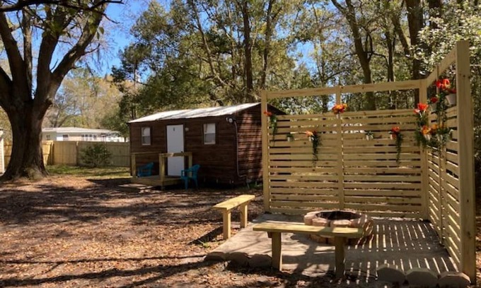 Cedar Hills Cabin | Cozy cabin with 1 bedroom and WiFi, AC in charming Jacksonville