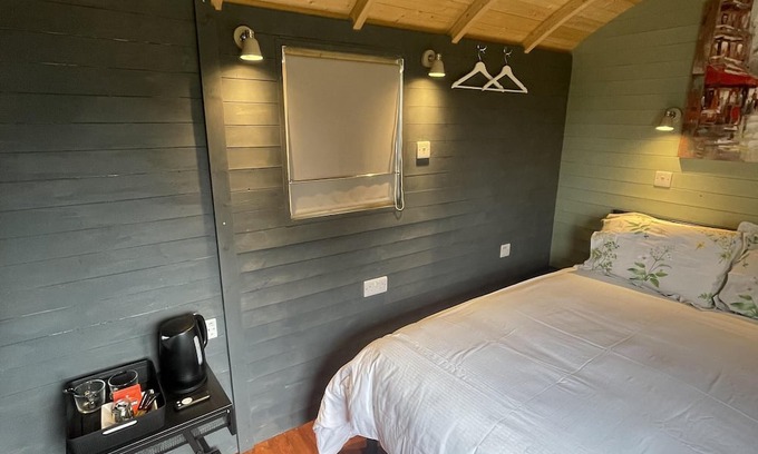 Sibford Gower Cabin | Enchanted Cabin Retreat in Sibford Gower