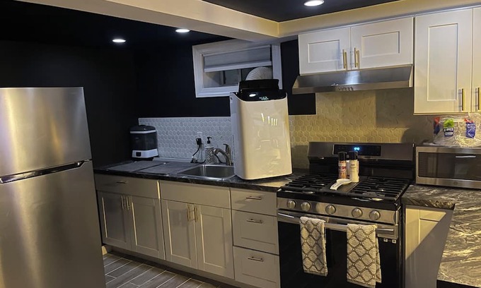 Carteret House | Private 1-bdr, 1 bath, Home Theatre, Bar, Kitchen, Near NYC