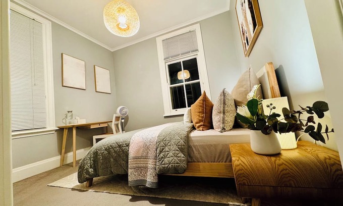 Kings Cross Apartment | Most Convenient, Modern & Cozy City Getaway w/ Parking Options!