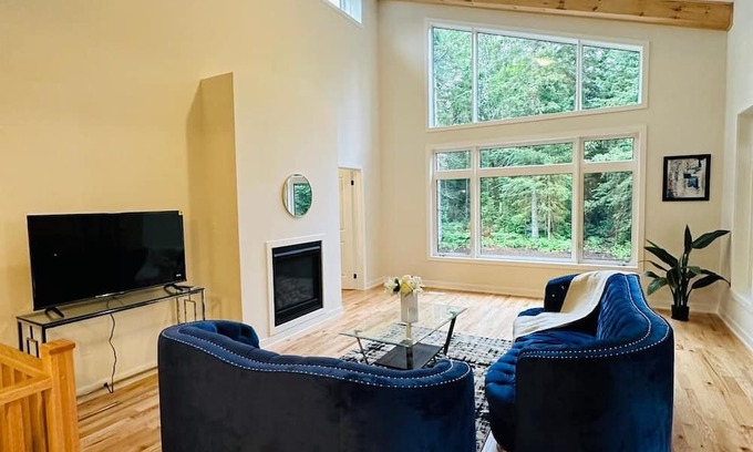 Dwight House | Peaceful Woodland Sanctuary - Muskoka Luxury Home