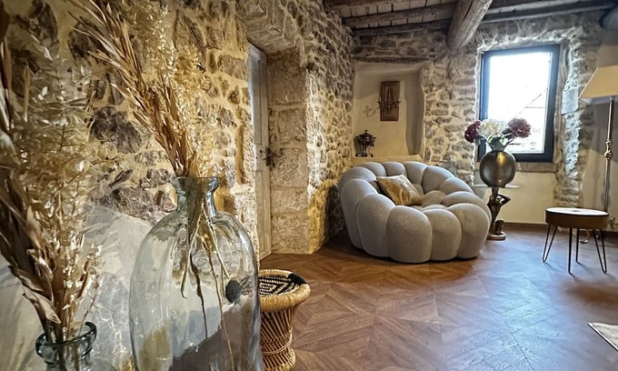 Collias House | Holiday Home 'Pont Du Gard - Maison, Spa' with Mountain View, Wi-Fi and Air Conditioning