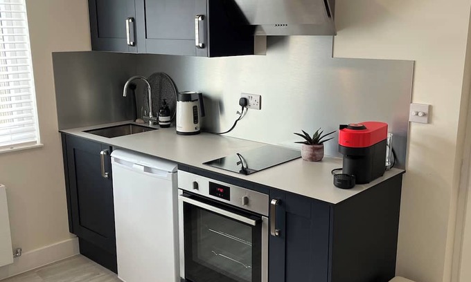 Netley Apartment | Stunning studio, hot tub, private garden, lovely patio