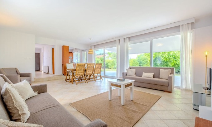 Urla Villa | Villa w Garden 5 min to Altinkoy Beach in Urla