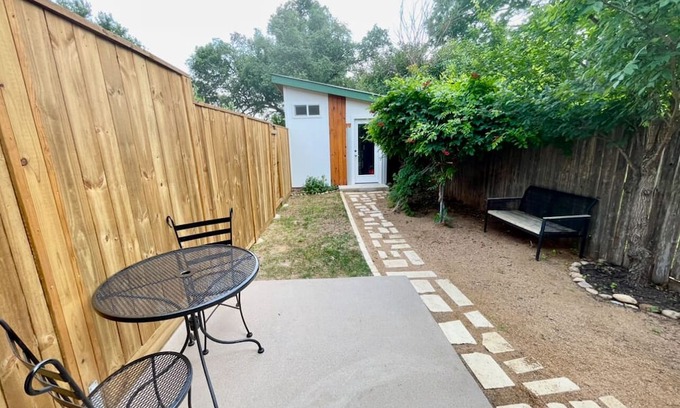 Rosewood Apartment | Sweet Boggy Creek Suite